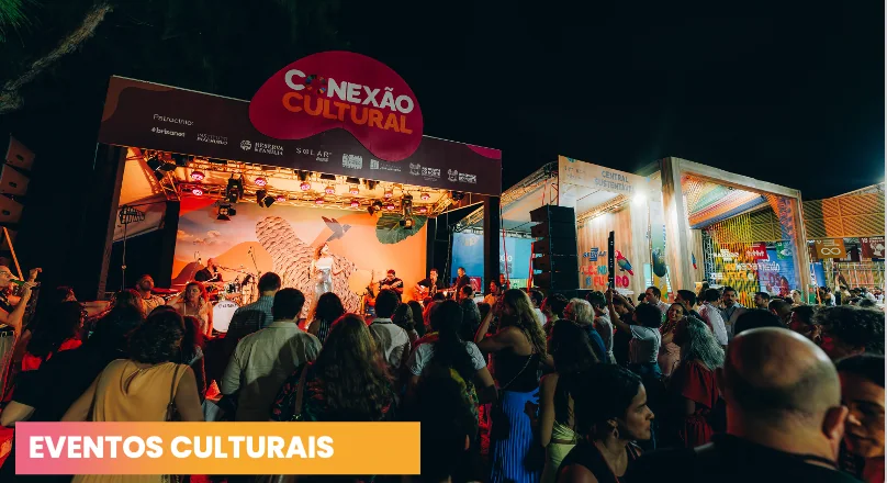 Evento cultural Conexão Cultural com público diante do palco